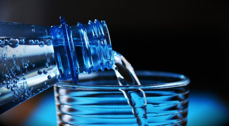 ¿Cuánta agua beber para adelgazar?