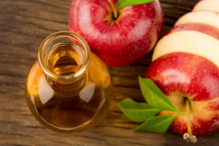 ¿Cuáles son los beneficios del vinagre de manzana para el cabello?