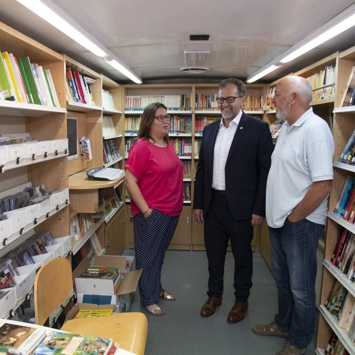 La Diputación ampliará a más comarcas del interior el servicio de biblioteca móvil con la adquisición de un nuevo bibliobús