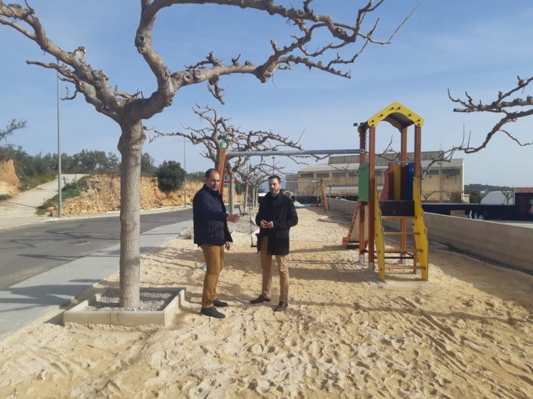 Ximo Huguet visita en Traiguera la ampliación del parque infantil y la mejora de las zonas deportivas sufragadas con cargo al Plan 135 de la Diputación