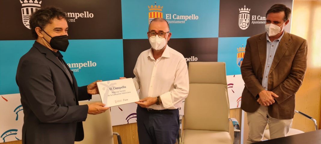 Colomer entrega el distintivo acreditativo de Municipio Turístico al Ayuntamiento de El Campello