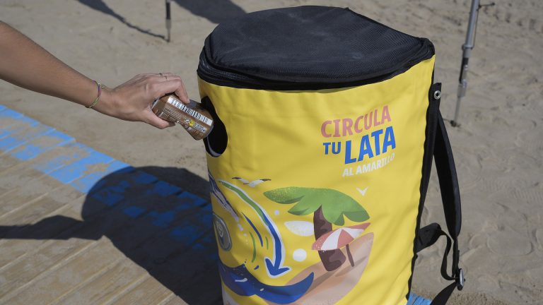 L’Ajuntament i “Cada lata cuenta” fomenten este estiu el reciclatge de llandes i pots de refrescos a les platges