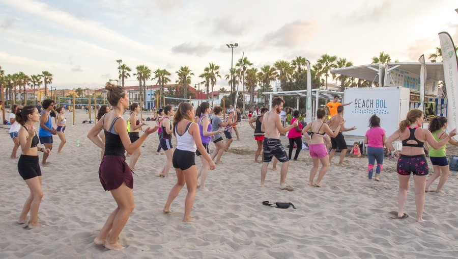 València amplia l’oferta d’activitats esportives a la platja del Cabanyal
