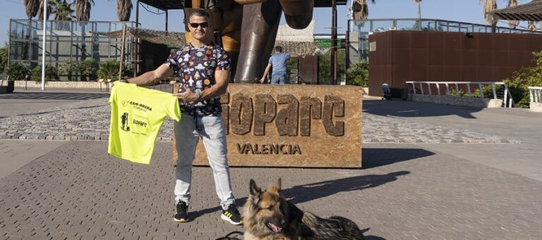David Casinos, «se viste» la camiseta oficial de la  9ª Can-rrera de BIOPARC Valencia