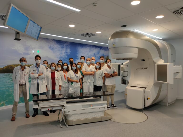 El nuevo acelerador lineal del servicio de Oncología Radioterápica del Hospital General Universitario de Elche atiende ya a pacientes