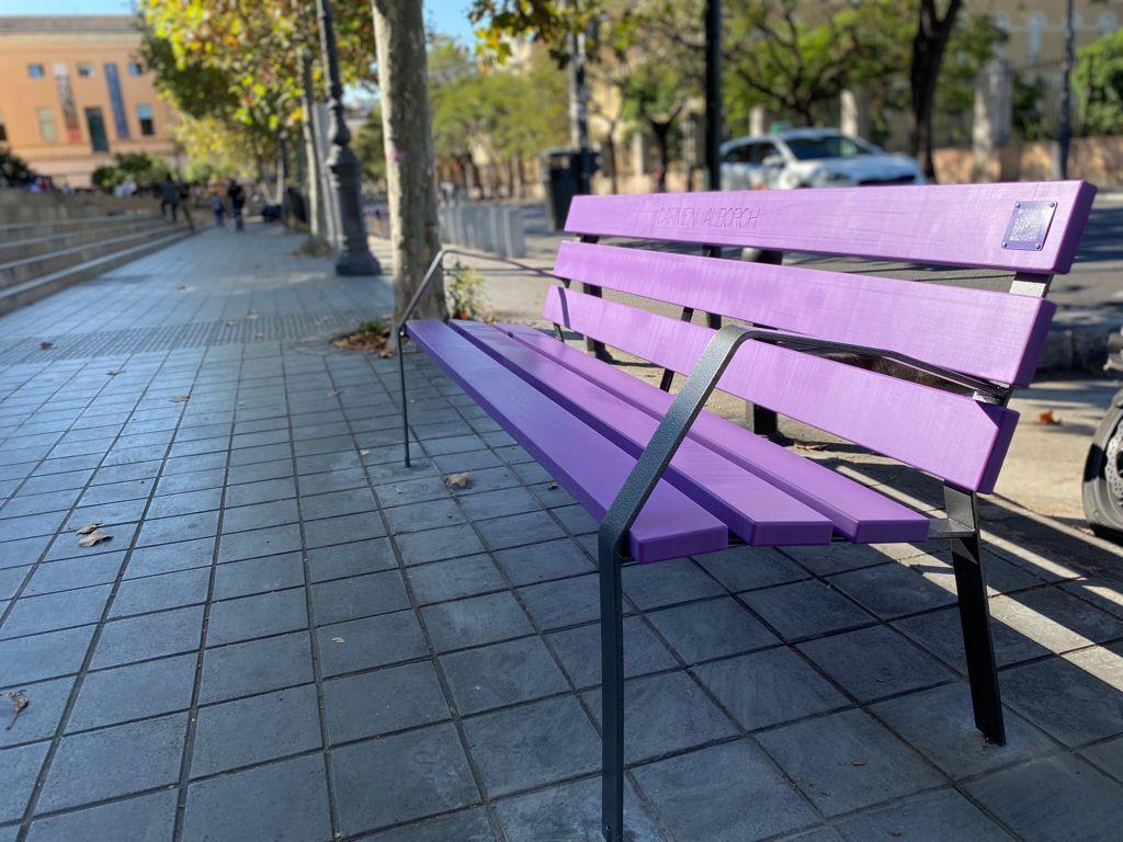 L'Ajuntament instal·la 30 bancs violeta per a donar visibilitat a les dones referents de la igualtat