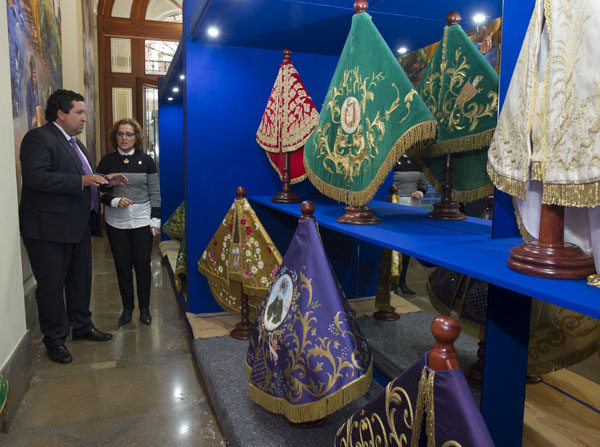 La Diputación acoge en el Palacio Provincial una exposición inédita de los 36 mantos de la Virgen del Lledó
