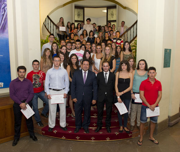 La Diputación destina más de 300.000 euros en 2013 a becas para ayudar a 289 jóvenes de la provincia a mejorar sus oportunidades