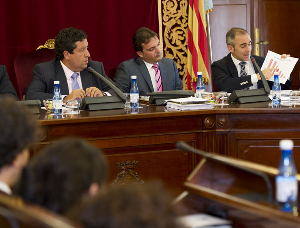 La Diputación reduce 20 millones su deuda en 2013 y aumenta las inversiones en los ayuntamientos con ahorros gracias a su gestión 