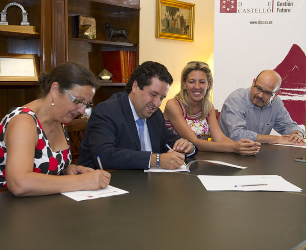 La Diputación renueva su colaboración con Cruz Roja para garantizar el transporte adaptado a discapacitados de la provincia 