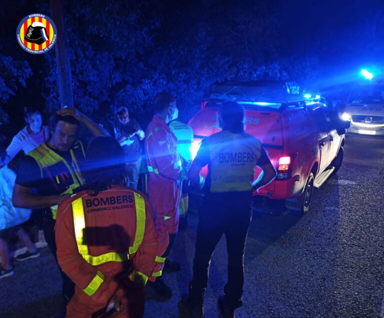 Los bomberos rescatan a dos menores en la sierra del Bixquert en Xàtiva