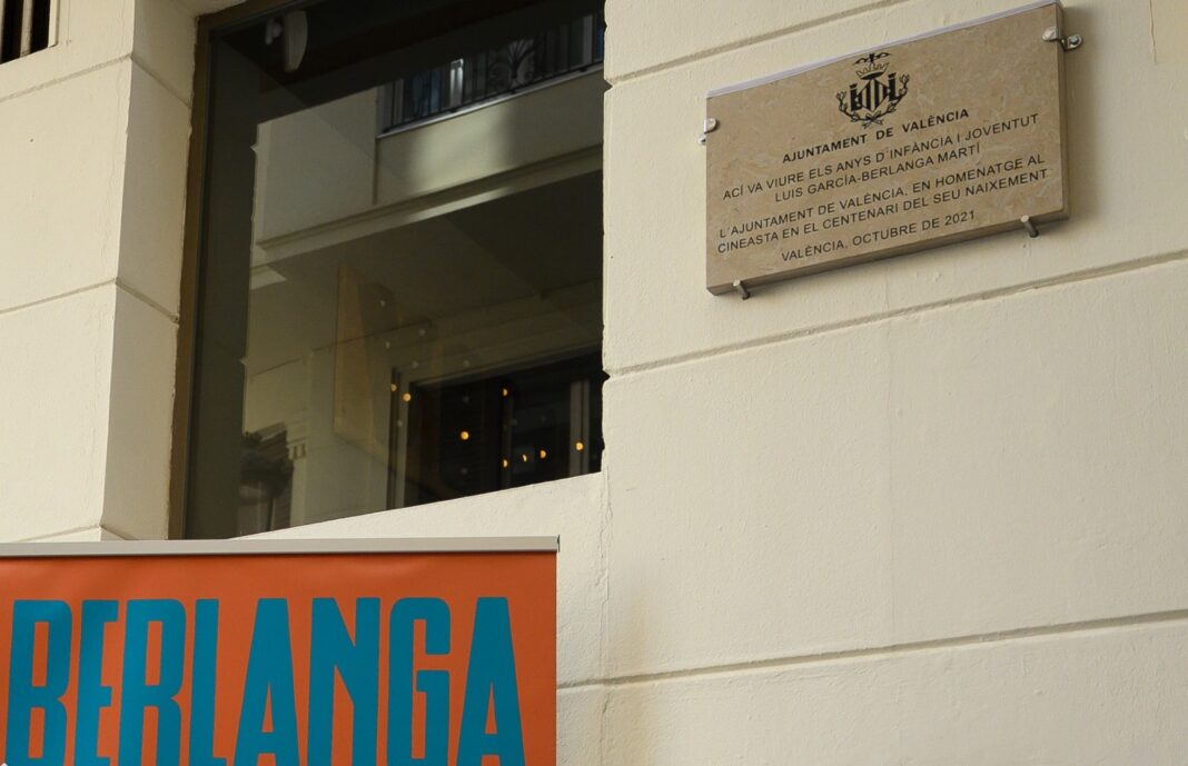 València homenatja Berlanga amb una placa a la casa on va passar la infància i joventut