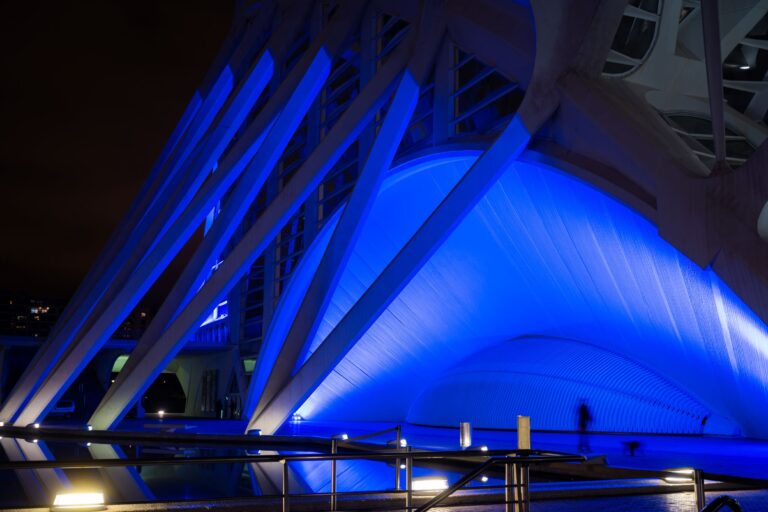 La Ciutat de les Arts i les Ciències se ilumina de azul por el Día Mundial de la Infancia y Adolescencia