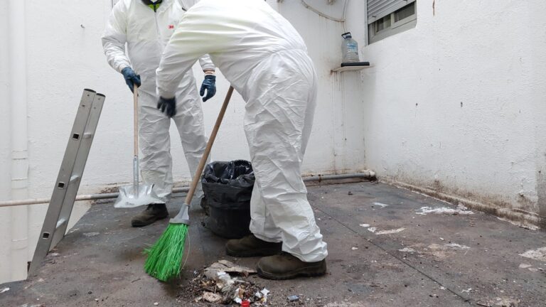 Comença la neteja de zones comunes d’immobles d’Orriols per millorar les condicions de salubritat i higiene