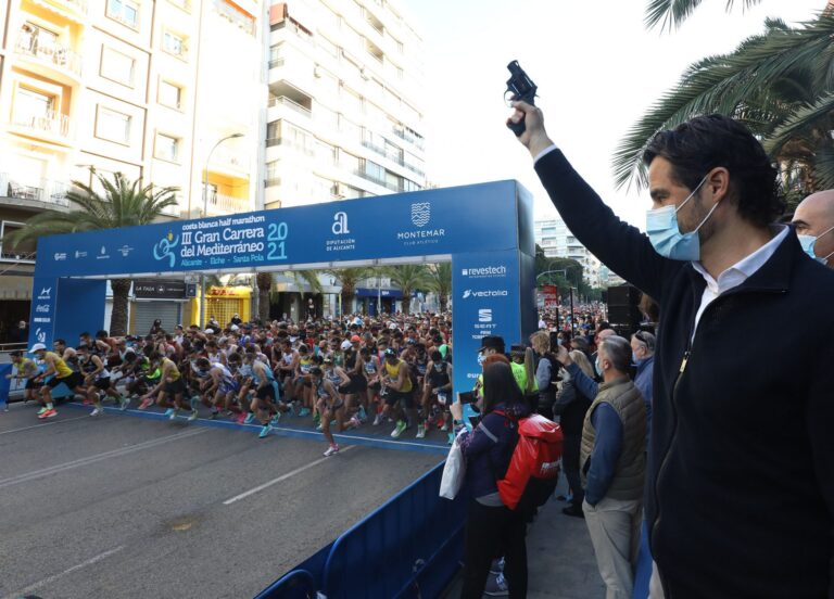 Convertida en media maratón, la ‘III Gran Carrera del Mediterráneo’ reúne a 2.500 corredores de todo el mundo