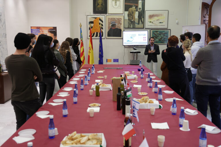 La Generalitat celebra el Día del Mediterráneo con una cata de aceites de oliva de 13 países mediterráneos para un grupo de jóvenes valencianos