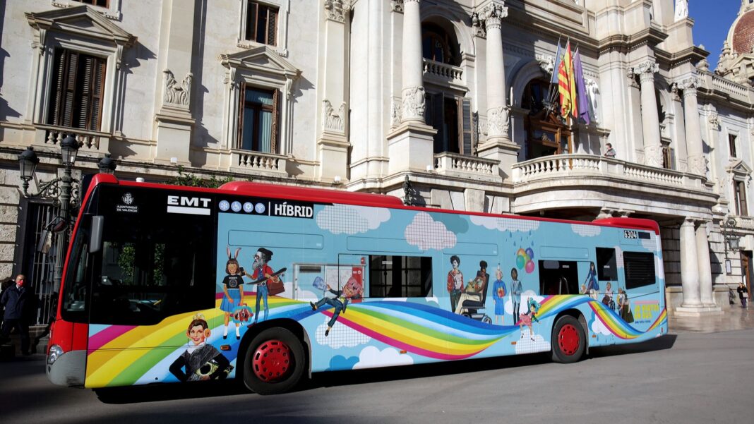 La campanya “Jo viatge en bus” destaca els beneficis del transport públic “per a la ciutat, les persones i el planeta”