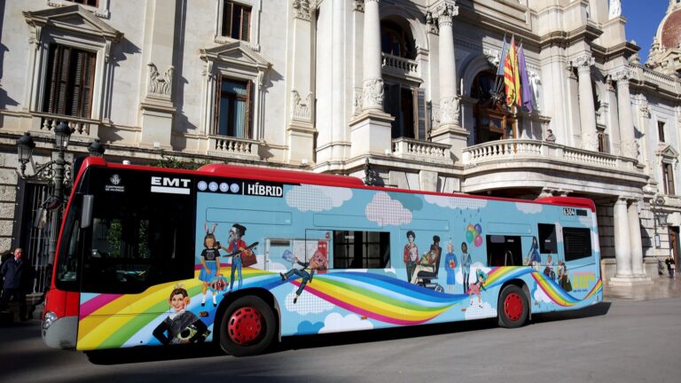 La campanya “Jo viatge en bus” destaca els beneficis del transport públic “per a la ciutat, les persones i el planeta”