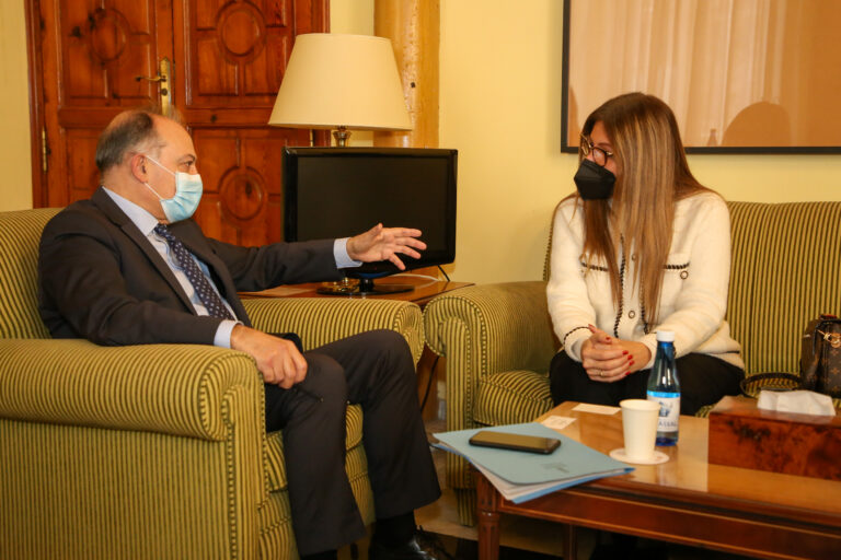 El Secretario Autonómico para la Unión Europea y Relaciones Externas, Joan Calabuig, se ha reunido con la cónsul de Panamá en València, Arline González