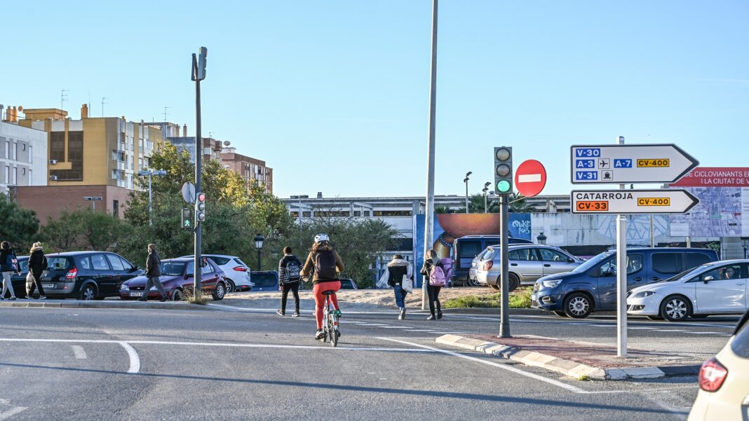 Mobilitat protegeix les persones usuàries de bici i VMP en la Ciutat de l’Aprenent i amplia l'actuació al barri Sant Marcel·lí