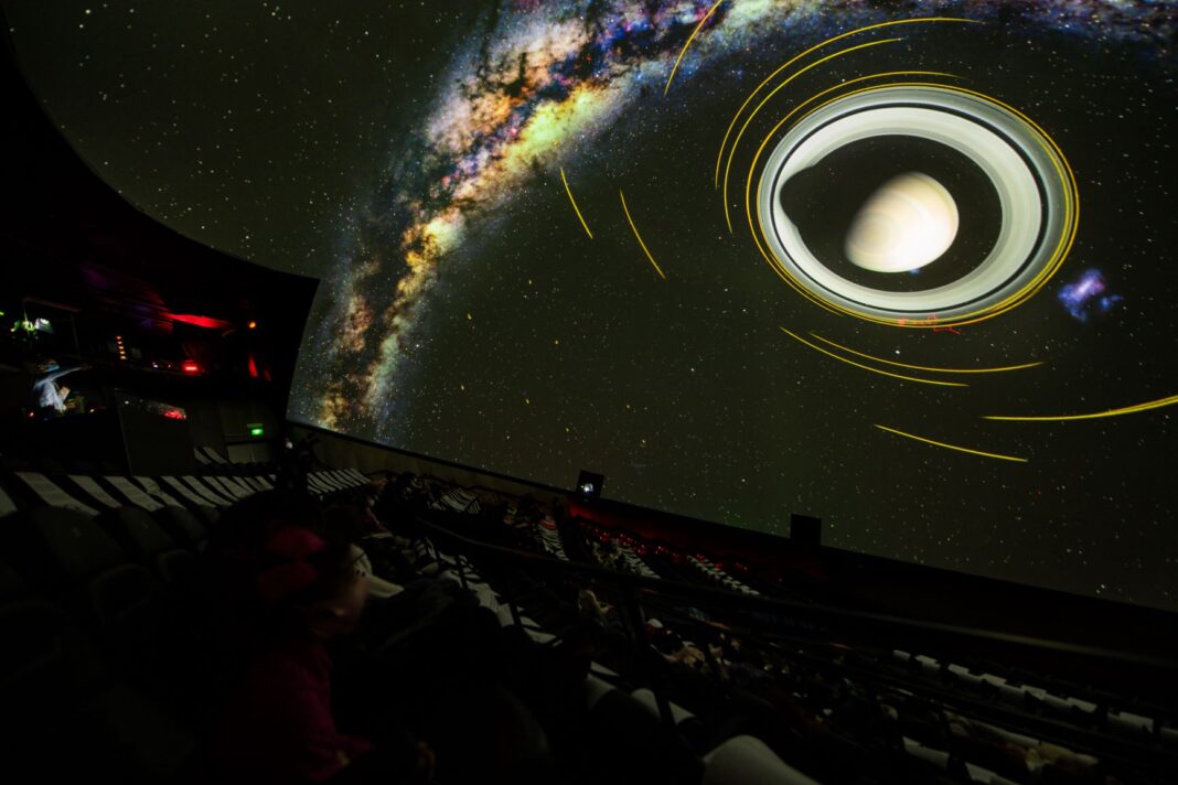 El Hemisfèric ofrece este fin de semana los planetarios en directo 'Las Nocturnas de invierno' y 'Astromenuts'