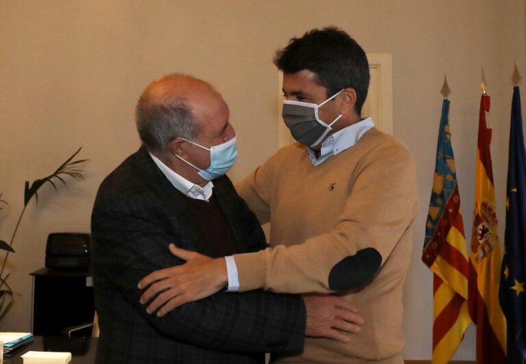 Mazón se reúne con el alcalde de Almudaina, el más veterano de España con 50 años en el cargo