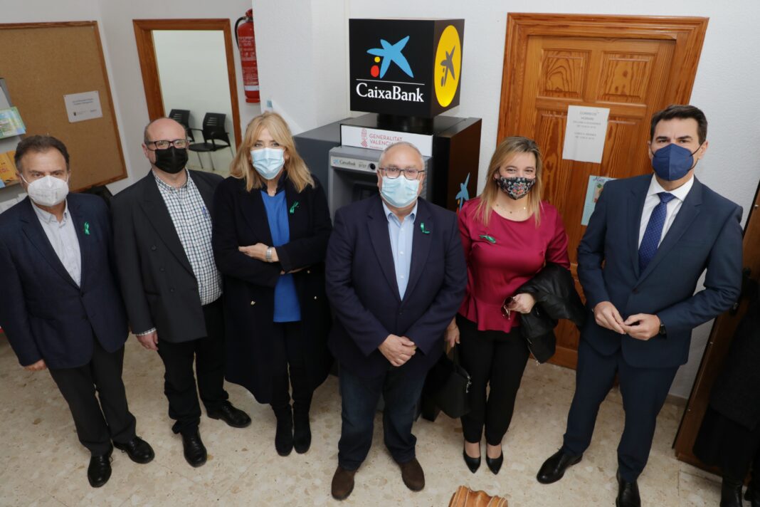 El Consell instala en Llocnou de Sant Jeroni el primer cajero automático en la provincia de Valencia dentro de su programa para la lucha contra la exclusión financiera
