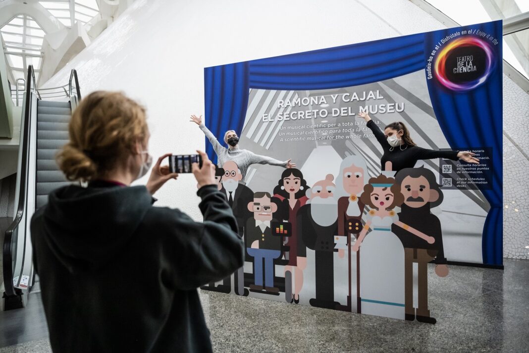 El Museu de les Ciències sorprende al visitante con imágenes del teatro científico 'Ramona y Cajal. El secreto del Museu'
