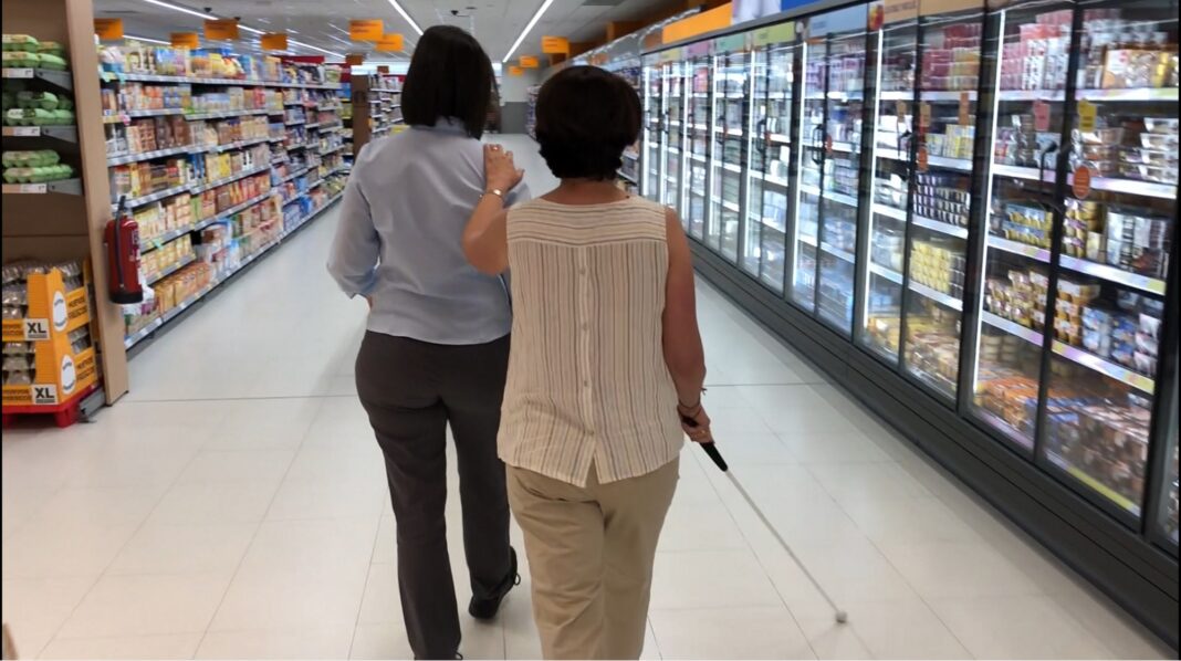 Las personas mayores o con discapacidad cuentan con un servicio de comercio inclusivo en todas las tiendas Consum de Castilla-La Mancha