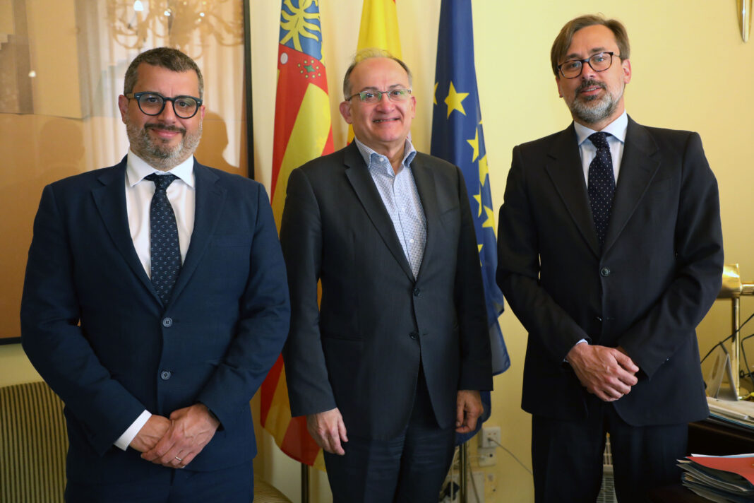 El secretario autonómico para la Unión Europea y Relaciones Externas, Joan Calabuig, se reúne con el cónsul general de Italia, Emanuele Manzitti