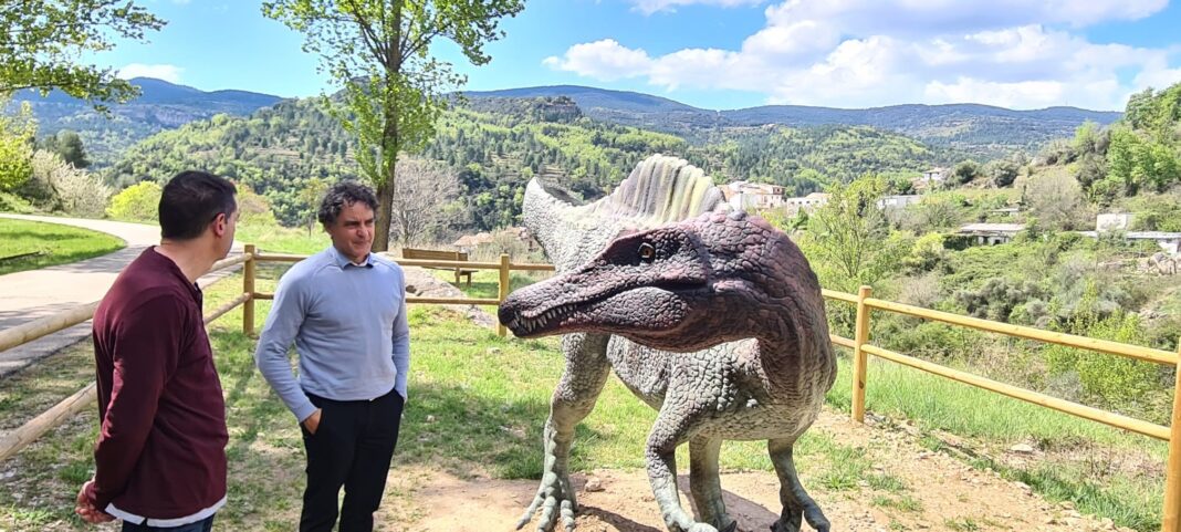 Francesc Colomer visita la réplica de dinosaurio del yacimiento paleontológico de Vallibona