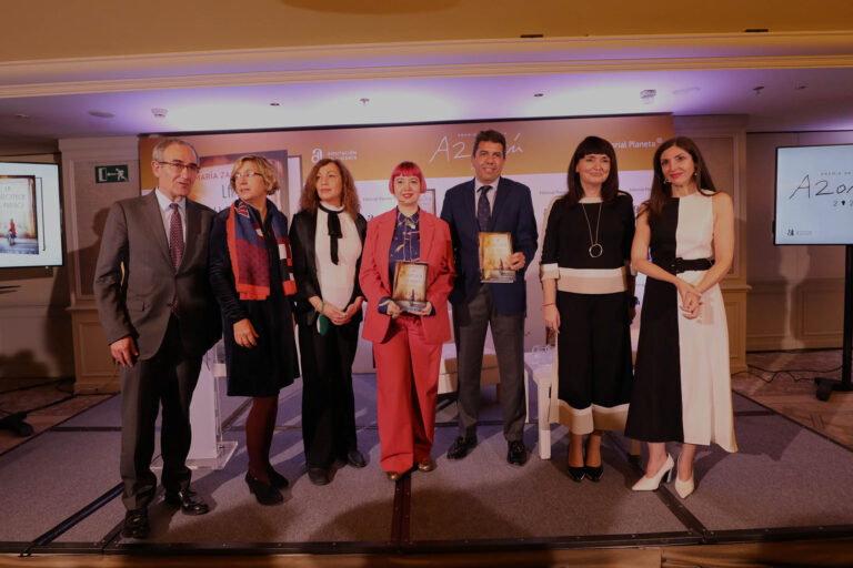María Zaragoza exalta su pasión por los libros y la cultura en La biblioteca de fuego, Premio Azorín 2022