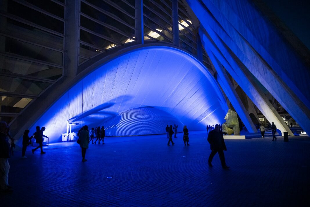 La Ciutat de les Arts i les Ciències se ilumina de azul por el Día Mundial de la Hipertensión Pulmonar