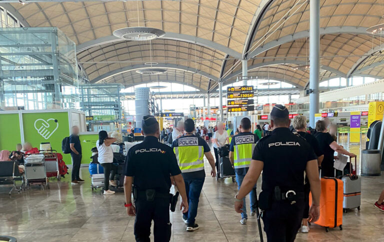 Detenidos dos carteristas en el Aeropuerto de Alicante-Elche que acumulaban más de 30 detenciones