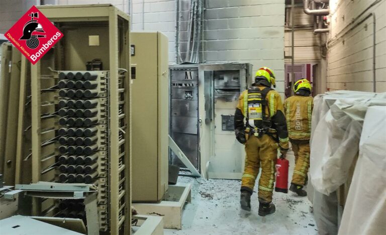 Evacuada una fábrica de baterías de Guardamar del Segura por un incendio con humo muy tóxico