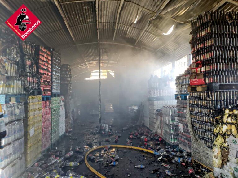 Los bomberos sofocan un incendio en una parcela junto al almacén de un supermercado de Benidorm