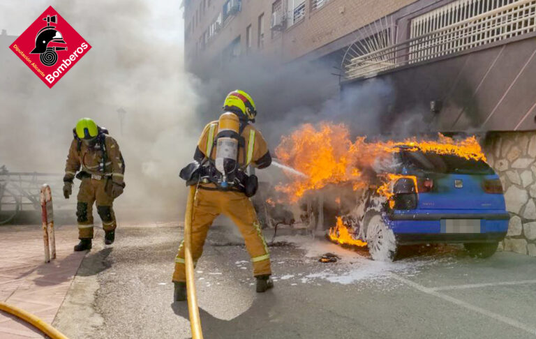 Los bomberos sofocan un incendio en un vehículo en Benidorm