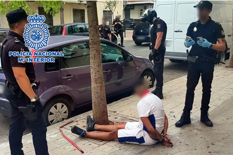 Detenidos dos hombres en una pelea con un arma blanca y un palo metálico en Alicante