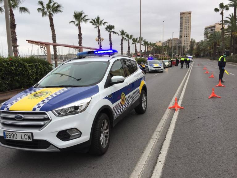 Alicante refuerza la vigilancia contra el botellón y tramita un millar de denuncias