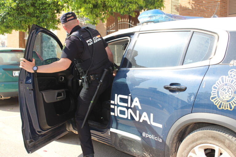 Cuatro policías salvan la vida a un anciano que estaba descolgado de un segundo piso en Valencia