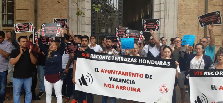 Los hosteleros de la zona de Honduras (València) protestan por los recortes de sus terrazas