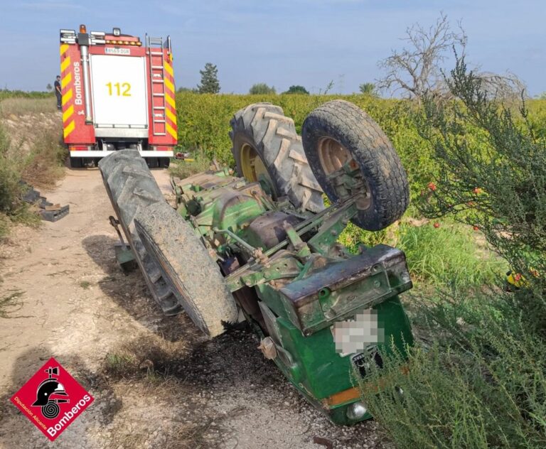 Fallece un hombre de 83 años al quedar atrapado bajo un tractor volcado en Albatera