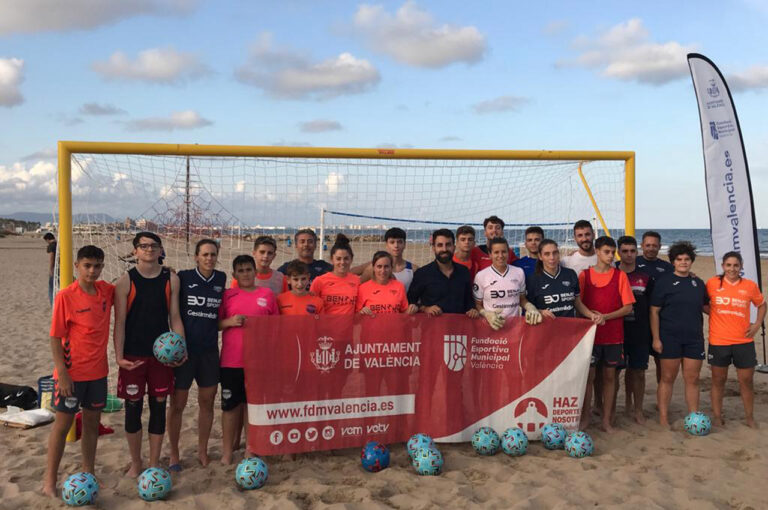 La Fundación Deportiva Municipal inaugura una nueva instalación de fútbol playa en la Malva-rosa