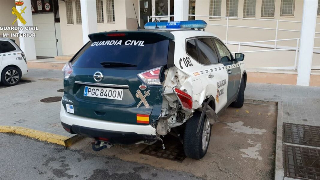 Una imagen del vehículo de la Guardia Civil dañado.