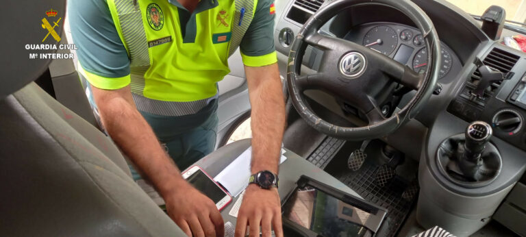 La guardia civil denuncia a 6 personas por copiar en el examen del permiso de conducir en Alzira