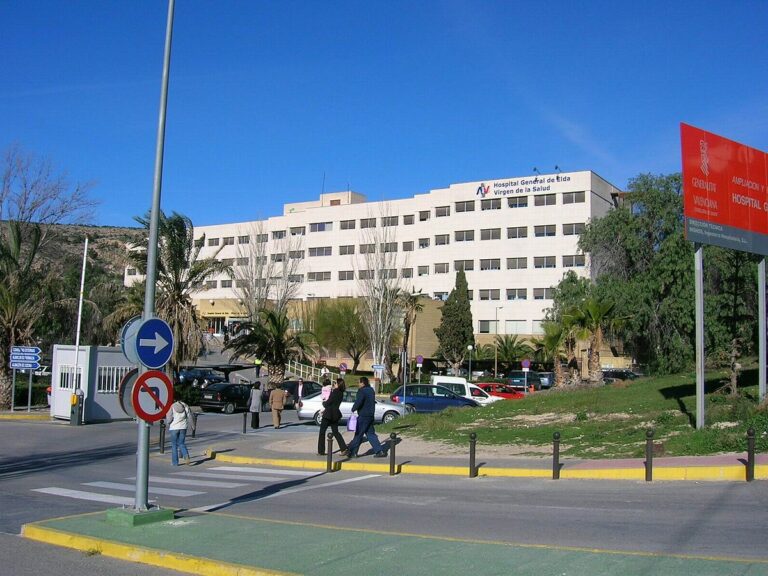 Herido grave un conductor tras chocar contra un árbol en Biar (Alicante)