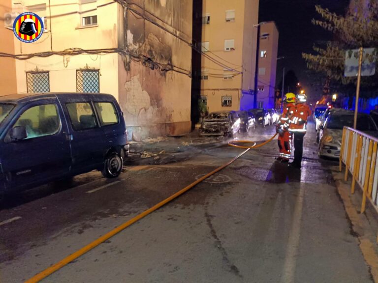 Un incendio de contenedores en Alboraya afecta a 5 vehículos