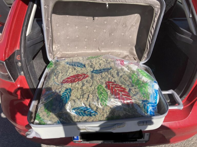 Detenidas dos personas que transportaban 4 kilos de marihuana en el maletero en Agost (Alicante)