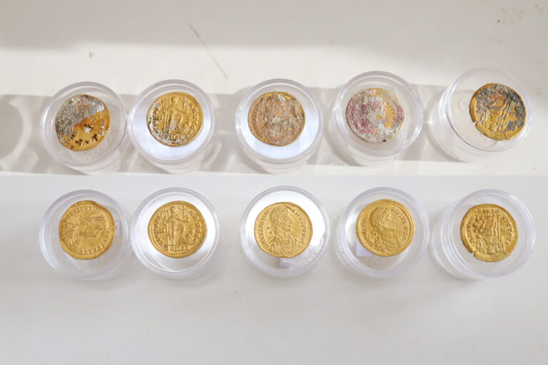 L’IVCR+i restaura les 53 monedes d’or dels segles IV i V trobades al Portixol de Xàbia