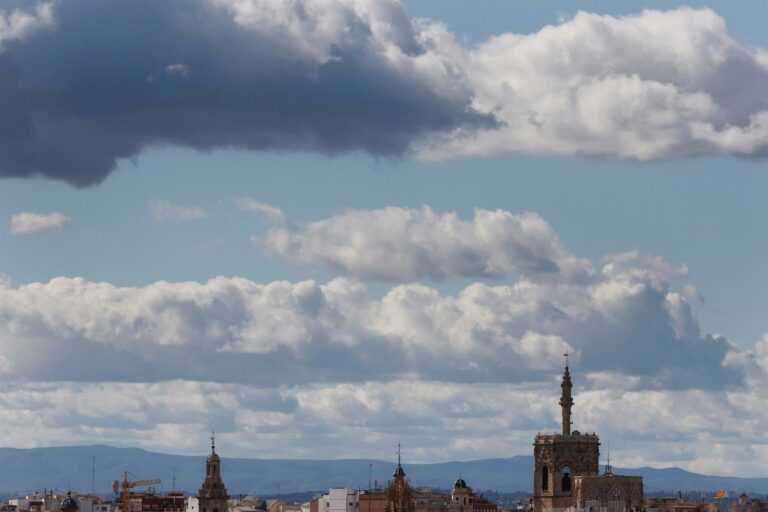 Domingo con el cielo nuboso en la Comunitat Valenciana, máximas en ascenso y posibles calimas